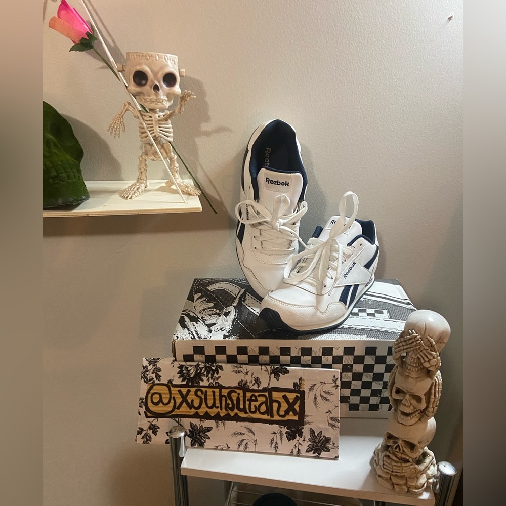 Reebok size 6 like new